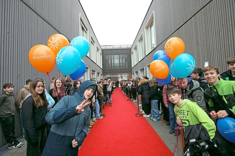 Großer Auflauf herrschte am Freitagmittag vor dem Lernhaus West der Mathilde-Anneke-Gesamtschule.