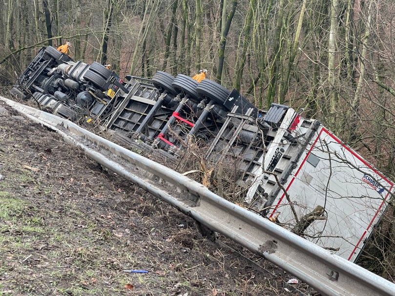 02.02.2023: Bei einem schweren Unfall auf der Autobahn 2 bei Herford rutschte dieser Laster eine steile Böschung hinunter