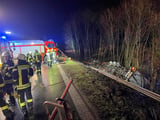 02.02.2023: Bei einem schweren Unfall auf der Autobahn 2 bei Herford rutschte dieser Laster eine steile Böschung hinunter
