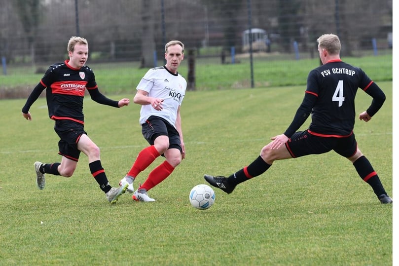 Szene aus dem A-Liga-Spiel FSV Ochtrup II gegen FSV Ochtrup am 5. September 2023. Nico Schmerling (M.).