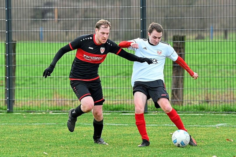 Szene aus dem A-Liga-Spiel FSV Ochtrup II gegen FSV Ochtrup am 5. September 2023. Tom Holtmann (l.) und Jannis Theile.