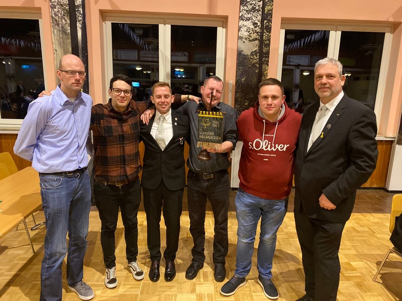 Mit dem Ansetzabend haben die Willebadessener Schützen das Sebastians-Fest eröffnet. Oberst Jörg Mackenbach (3. von links) und Vorsitzender Mario Schmidt (rechts) stehen hier mit den Ansetzkandidaten (von links) Michael Dempewulf, Tobias Jeziorek, Sascha Sauerland und Rene Michaelis.