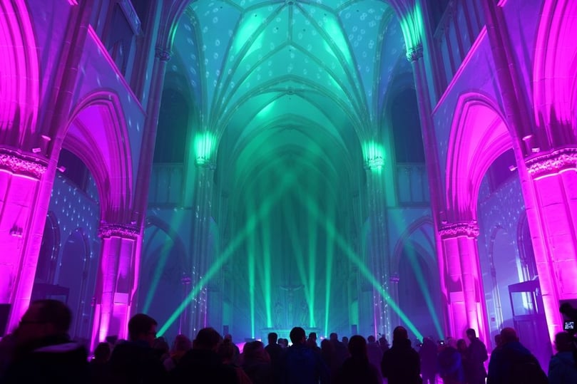 Die St.-Joseph-Kirche an der Hammer Straße begeisterte an drei Tagen Hunderte mit einer Lightshow in der frisch renovierten Kirche.