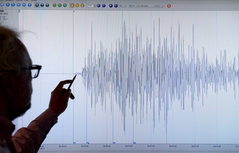 Das Erdbeben am frühen Montagmorgen (6.2.) überraschte auch Seismologen. Die Erschütterung sei ohne Vorläuferphänomene erfolgt. In der Region traten seit fast 900 Jahren keine größeren seismischen Aktivitäten auf. Kleinere Erdbeben erfolgen allerdings häufiger.