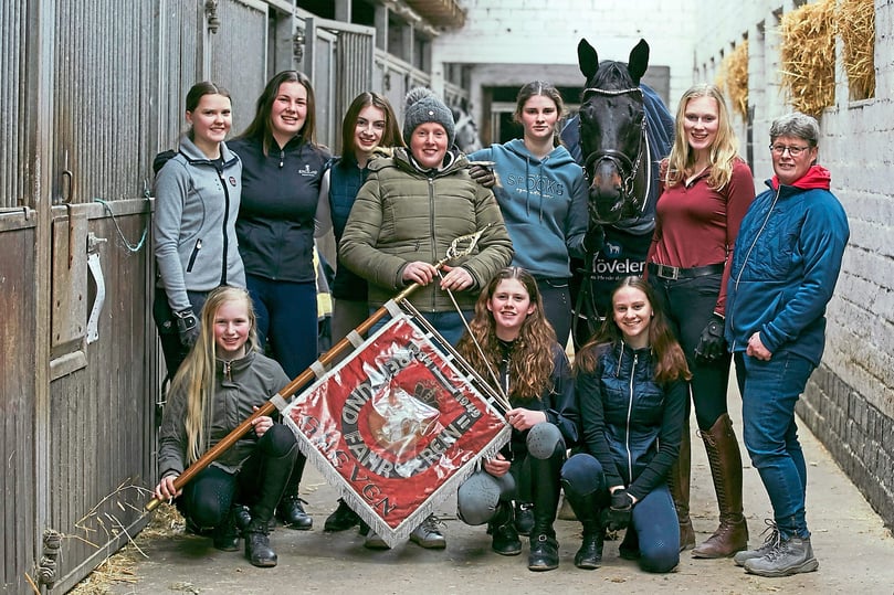 2022 war der RV Greven Dritter. Was geht diesmal für (o.v.l.) Sina Hoffmann, Madita Schlüter, Emma Gausling, Reitlehrerin Nicole Deiters, Eilin Leusmann, Marieke Meinert und Reitlehrerin Petra Leusmann sowie für (u.v.l.) Lena Wortkötter, Marie Ahmann und Jule Hoferber?