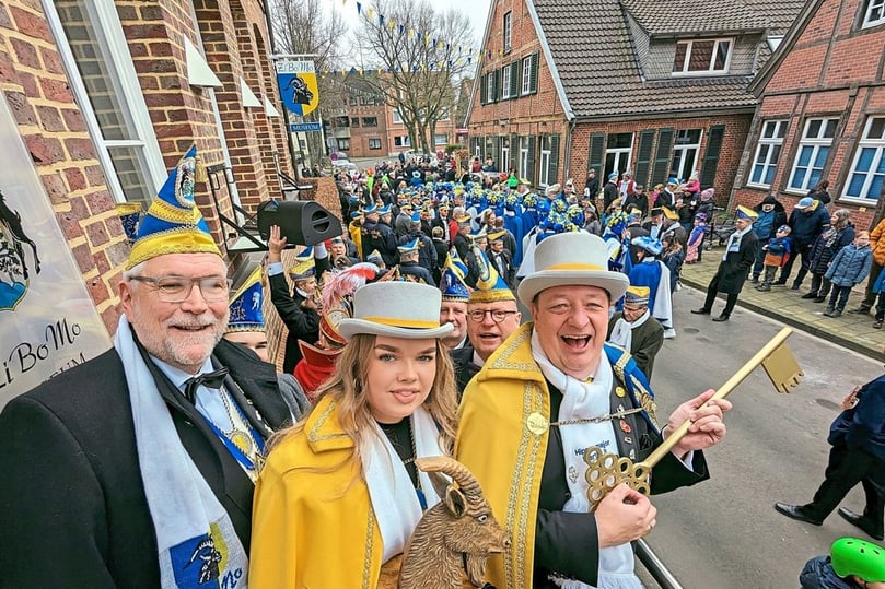 Gewonnen! Wolbecks Hippenmajor Martin II. Graß hält den Schlüssel zum Stadtteil in seien Händen.