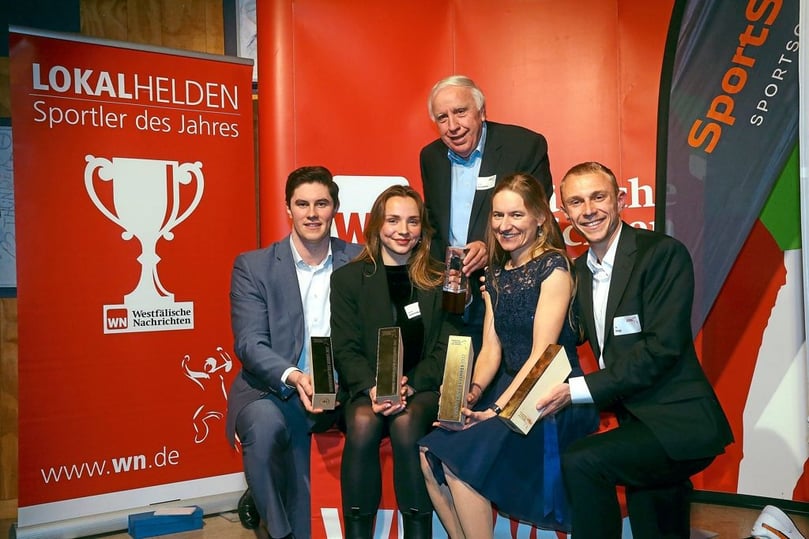 Sportler des Jahres 2022: (von links) Florian Wirsen (Vertreter der Blackhawks), Carlotta Schünemann (Juniorsportlerin), Verena Vogt (Sportlerin) und Nils Voigt (Sportler). Bernhard Niewöhner erhielt den Ehrenpreis.