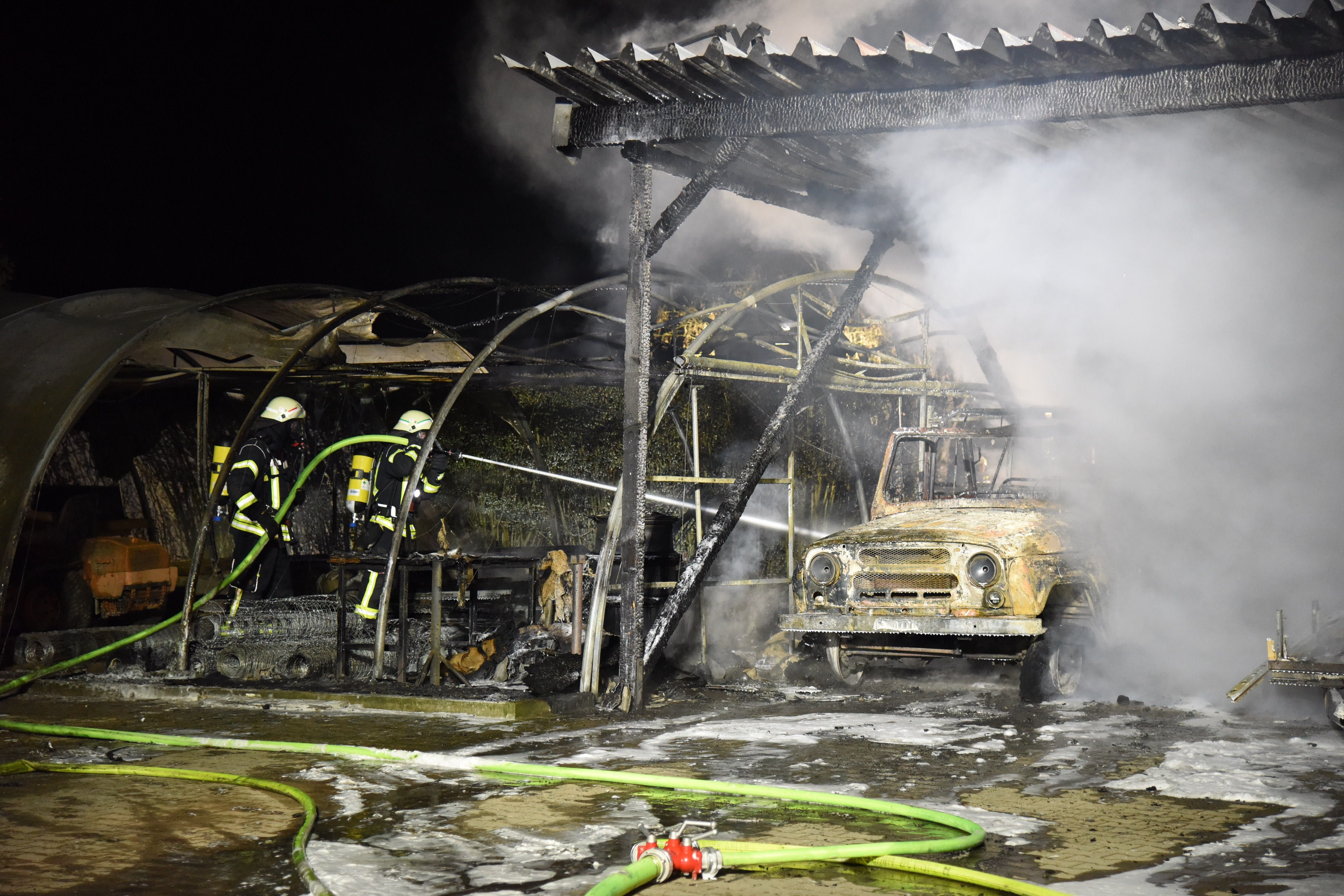 Wind Drückt Feuer In Richtung Wohnhaus