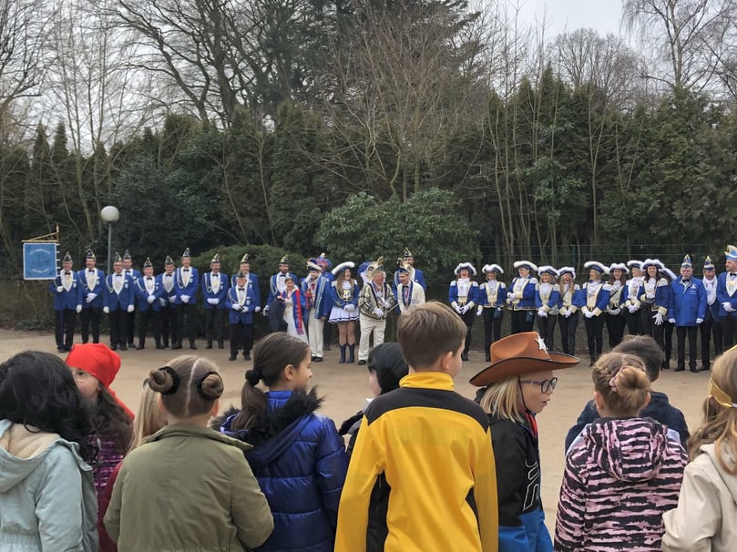 Prinz, Pünte, Elferrat, Ex-Pünten und die BrassBand auf Tour durch Grevens Schulen und Kitas.