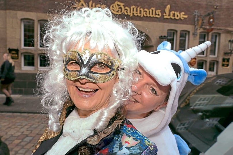 Altweiber Kneipenkarneval in "Früh bis spät" draußen und drinnen
