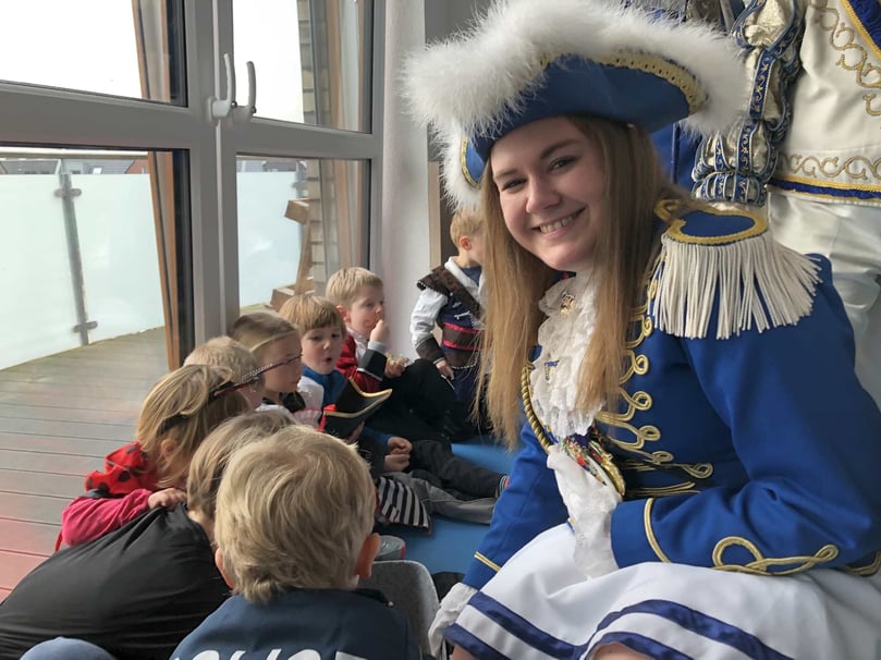 Prinz, Pünte, Elferrat, Ex-Pünten und die BrassBand auf Tour durch Grevens Schulen und Kitas.