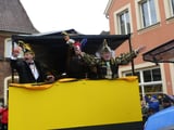 Prinz Udo II. (r.) und KG-Präsident Harald Jung rollten mit dem Prinzenwagen über den Marktplatz.