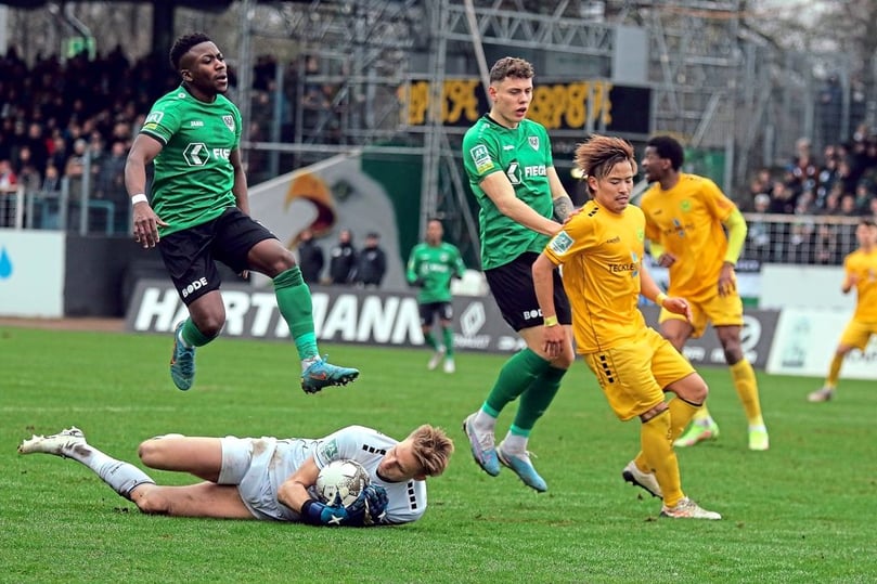 Kein Tor für den SCP in dieser Szene: Straelens Keeper Julius Paris ist eher am Ball als Preußen-Spieler Shaibou Oubeyapwa.