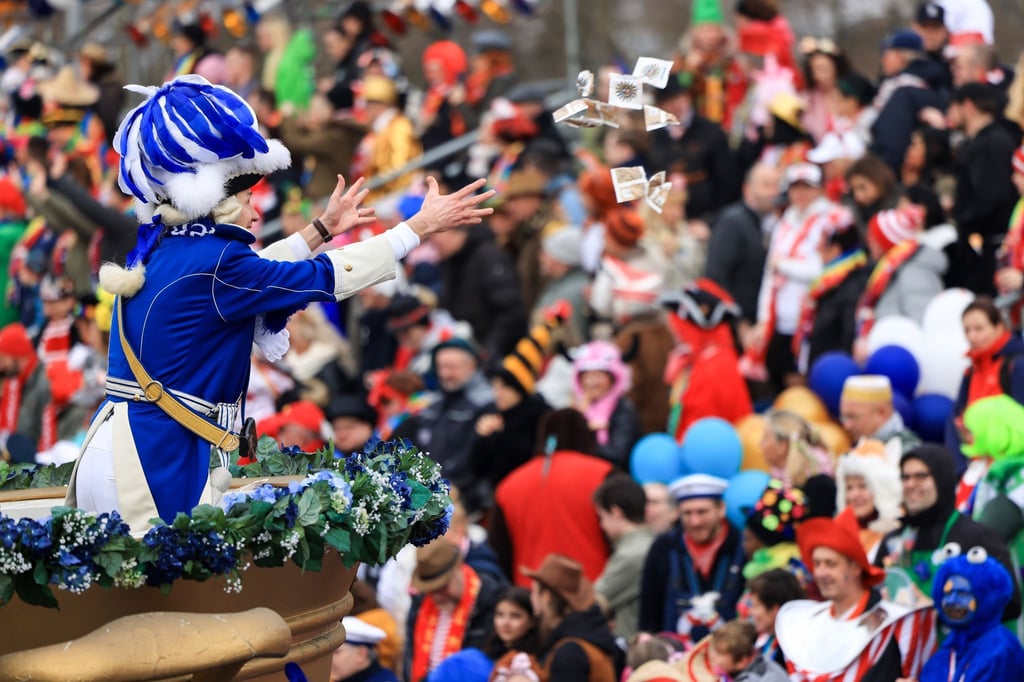 Kölner Rosenmontagszug gestartet