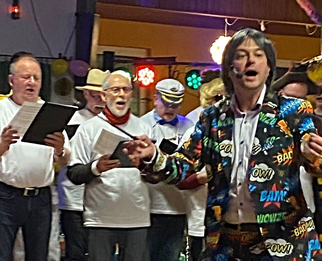 Karneval: Narren bringen Fölsen zum Beben