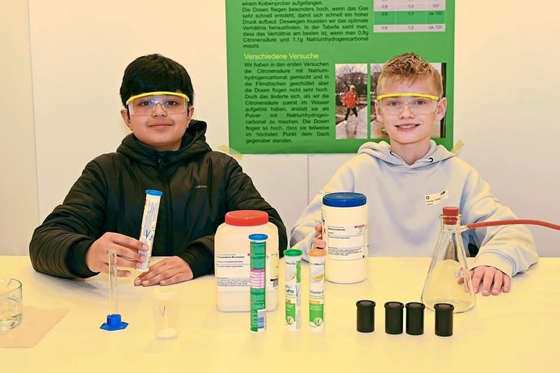 Jahan Alkozai (13) und Fabian Krühler (12), Freiherr-vom-Stein-Gymnasium, "Dosen sprengen"