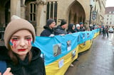 Die Gesellschaft für bedrohte Völker (GfbV) hat am Freitagnachmittag zusammen mit Ukrainerinnen und Ukrainern eine Kundgebung vor dem historischen Rathaus abgehalten.