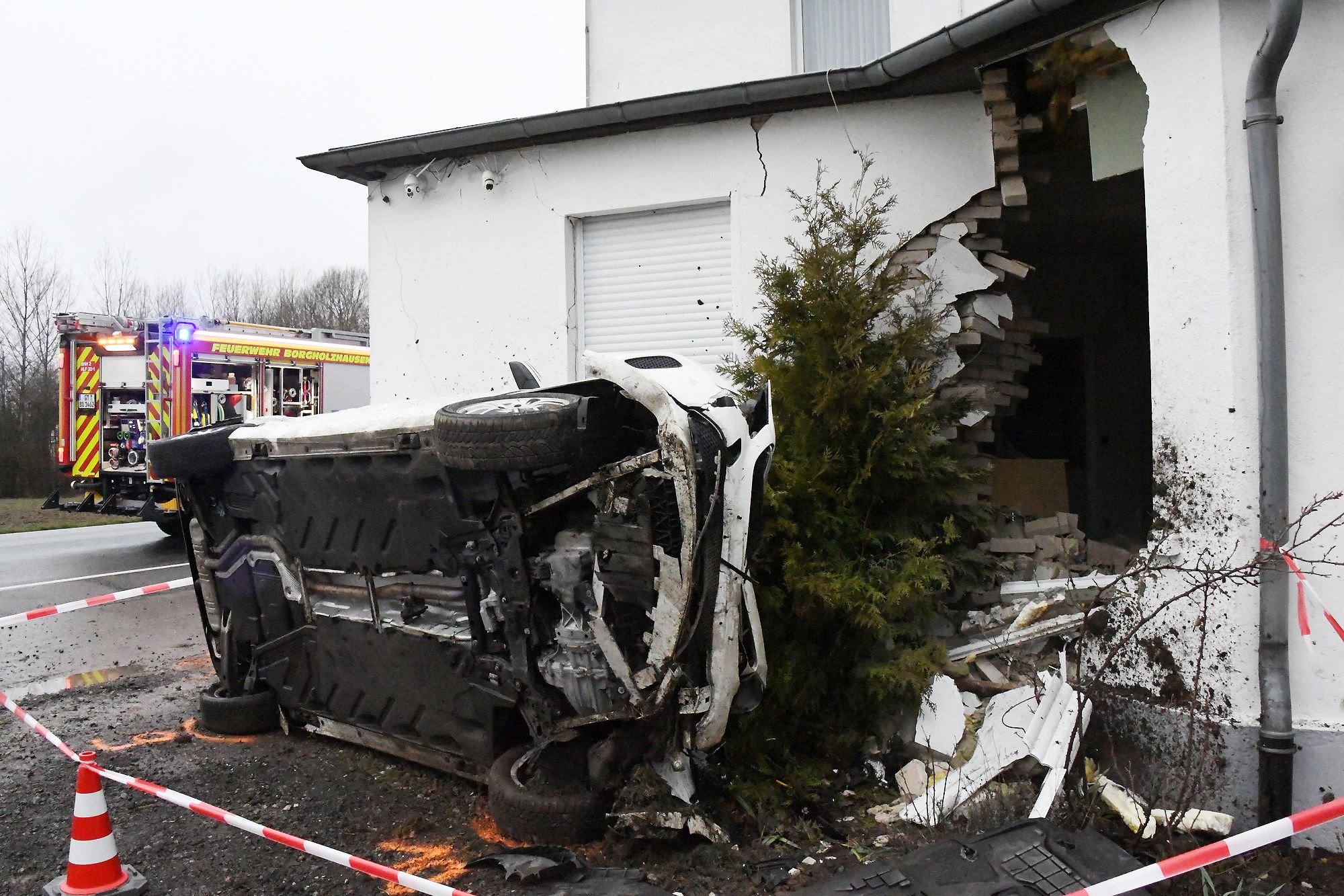 Auto Kracht In Borgholzhausen Gegen Hauswand