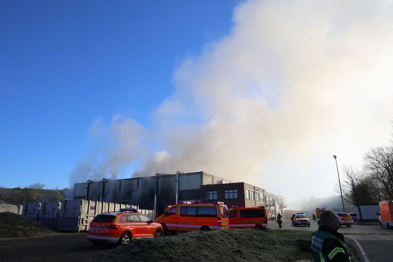 Das Feuer wurde bei den Abfallwirtschaftsbetrieben Münster über die automatische Brandmeldeanlage früh erfasst und bei der Leitstelle gemeldet, so die Feuerwehr.