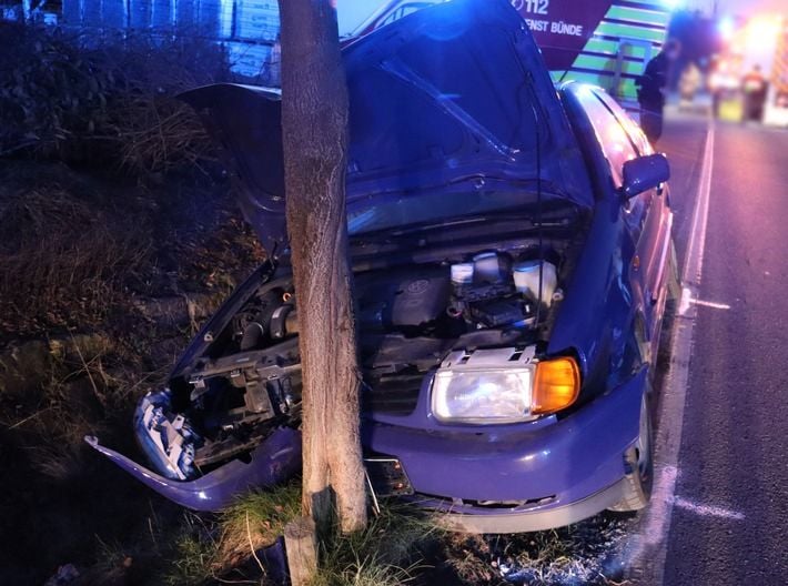 Auto Prallt Frontal Gegen Baum