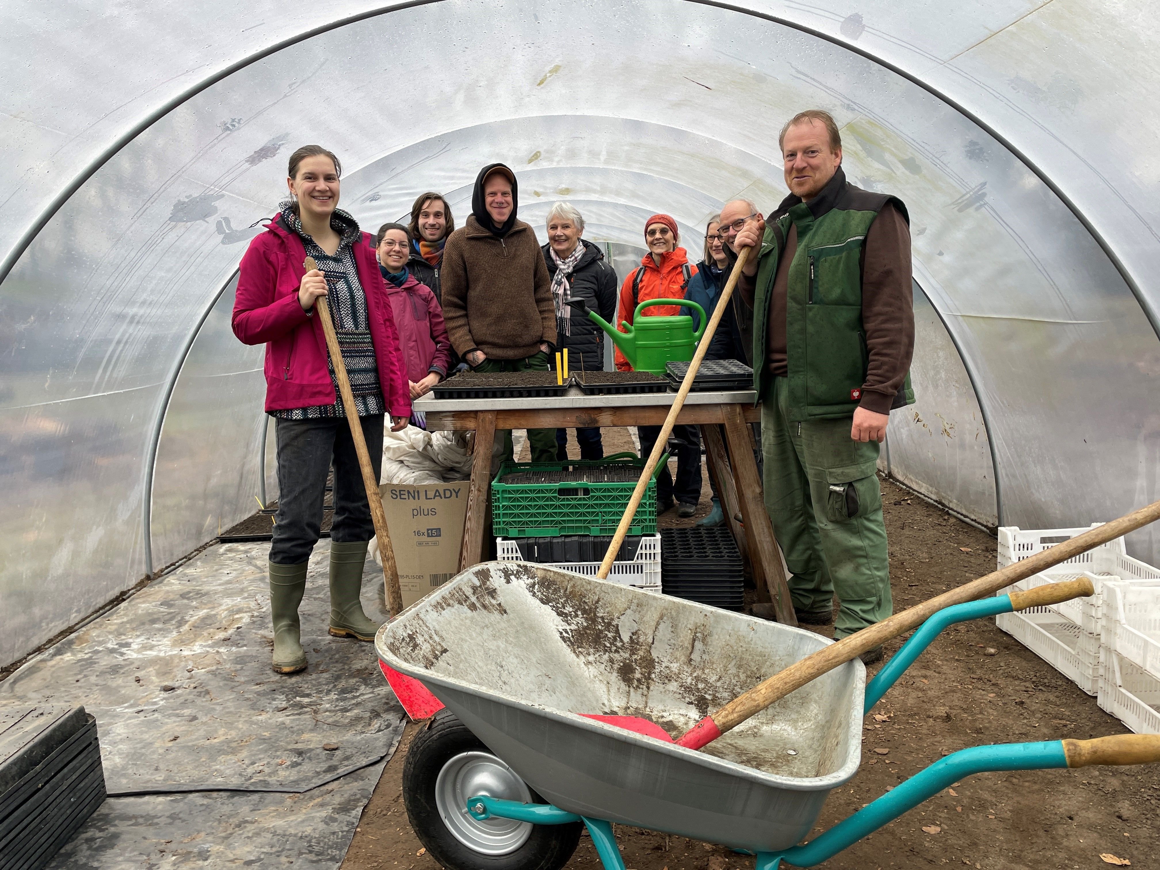 Für Gemüse Und Obst Selbst Mit Anpacken Auf Dem Feld: Solidarische ...