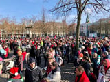 Gut gefüllt war der Domplatz bereits zu Beginn der Kundgebung zum globalen Klimastreik in Münster am 3. März 2023.