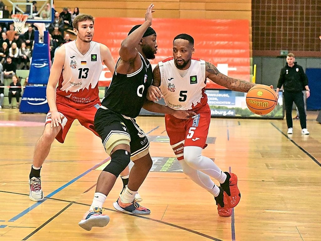 Uni Baskets Paderborn kämpfen Art Giants Düsseldorf mit 8871 nieder