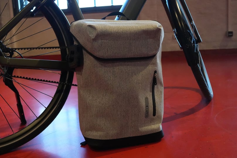 Wasserdicht mit einem magnetischen Schloss kommt dieser Rucksack daher.