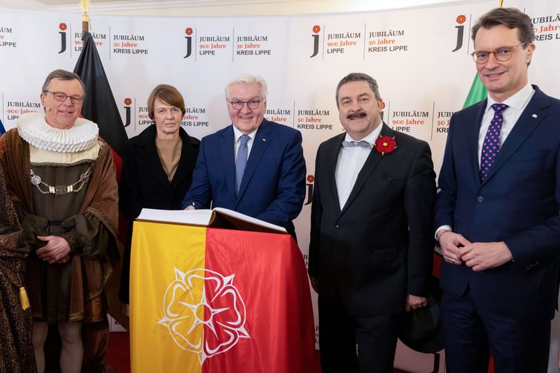 Stephan Prinz zur Lippe, Elke Büdenbender, Ehefrau des Bundespräsidenten, Frank-Walter Steinmeier, Bundespräsident der Bundesrepublik Deutschland, Dr. Axel Lehmann (SPD), Landrat des Kreises Lippe und Hendrik Wüst (CDU), Ministerpräsident von Nordrhein-Westfalen (von links) vor dem Festakt «900 Jahre Lippe und 50 Jahre Kreis Lippe» im Landestheater Detmold.