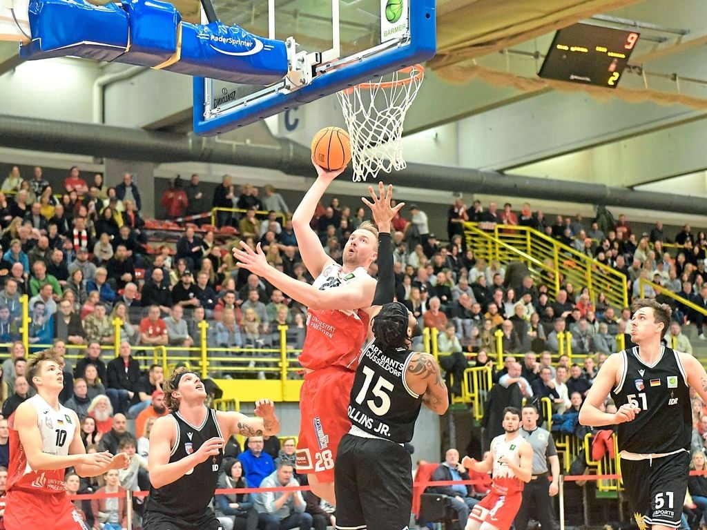 Uni Baskets wahren PlayoffChance