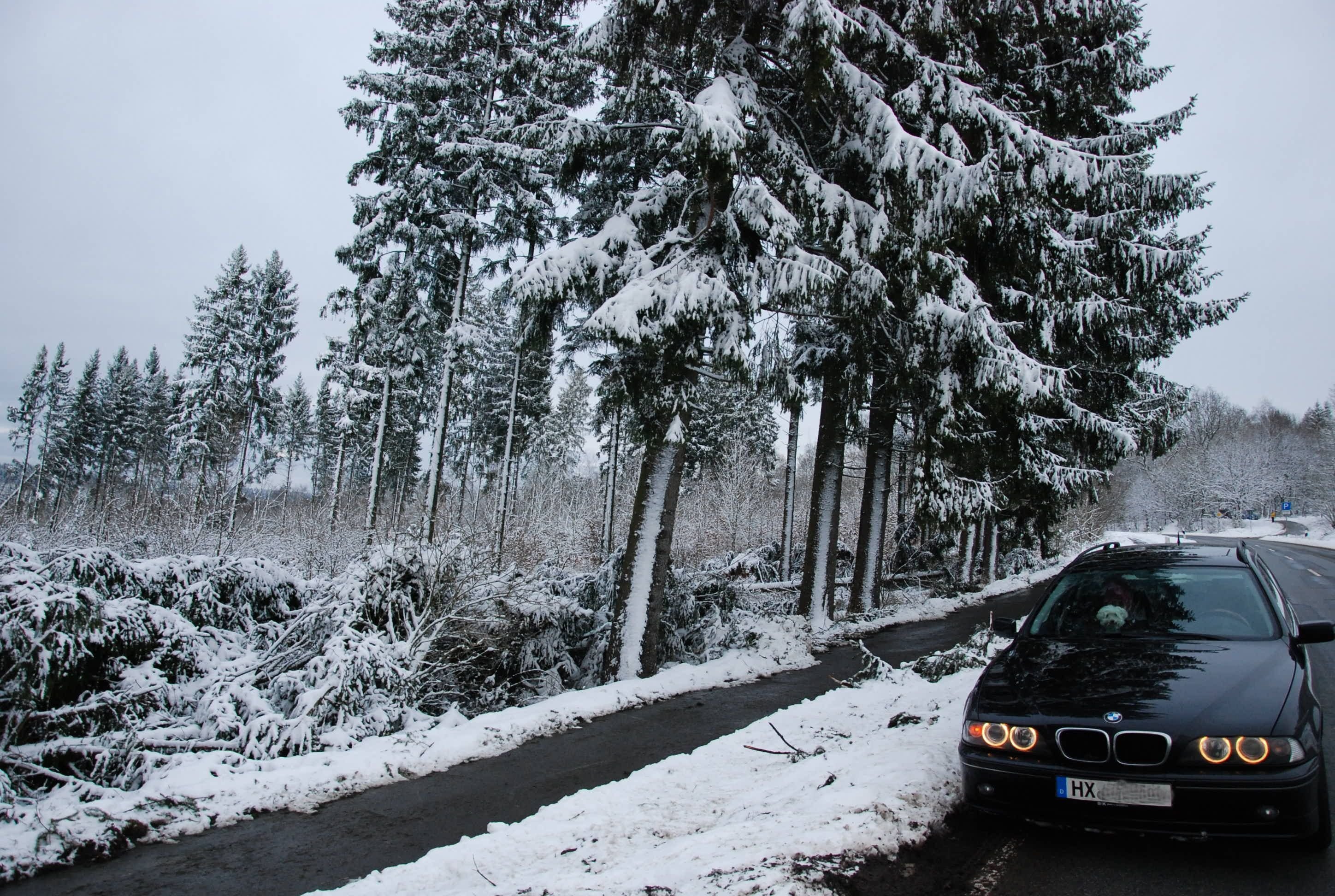 Winterwetter Mit Schnee Im Kreis Höxter: Unfälle Und Glatte Straßen