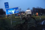 15.03.2023: Eine 27-jährige Lkw-Fahrerin aus Herford verlor an der A2-Abfahrt Ostwestfalen-Lippe die Kontrolle über ihren Laster.