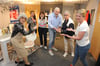 Wenn zum Finale das gesamte Ensemble aufspielt, dann sieht es fast so aus wie auf diesem Foto: Maggy Abal, Sandra Sander, Gisela Nobbe, Andreas Ellermann, Petra Konopka und Anke Brandwein (von links) harmonieren in „Zimmer frei“ prächtig.