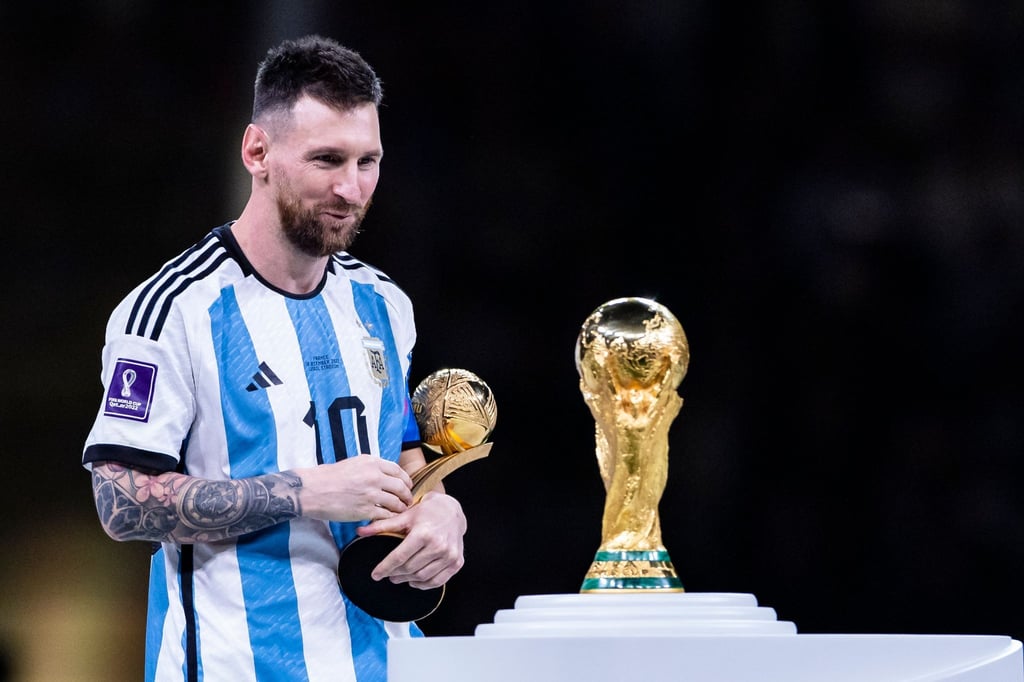 Messi swarmed by hundreds of fans at a Steak House in Buenos Aires