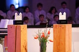 Die Domfreunde haben am Dienstagabend (21. März 2023) in der Martinikirche die Domsteine an ehrenamtlich engagierte Personen verliehen.