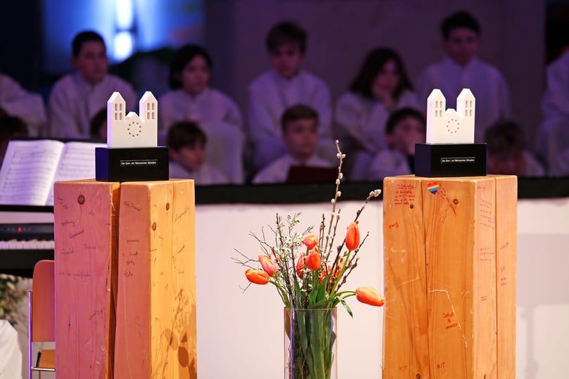 Die Domfreunde haben am Dienstagabend (21. März 2023) in der Martinikirche die Domsteine an ehrenamtlich engagierte Personen verliehen.