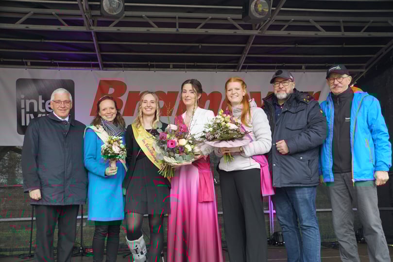 Sind froh, endlich wieder den Schachblumenmarkt feiern zu können:Bürgermeister Josef Uphoff (v.l.), Füchtorfs amtierende Spargelkönigin Laura Wessel, die neue Elfe Anna-Lena Lippert, die neue Schachblumenfee Lisa Pankewitsch, ihre Vorgängerin Sarah Kraßort, Jörg Schöne vom Gewerbeverein und Rüdiger Völler von der Tourismusgemeinschaft.