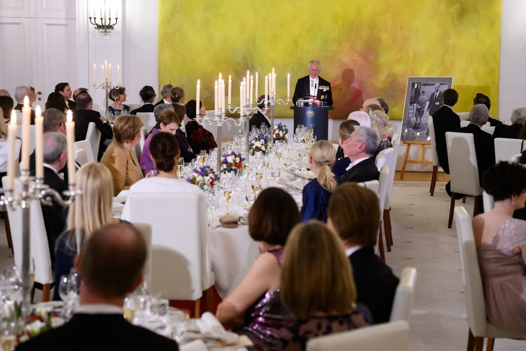König Charles und Queen Camilla genießen Heckrind-Kraftbrühe aus dem ...