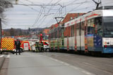 02.04.2023: Bei einem Unfall zwischen einer Bielefelder Stadtbahn und einem Auto wurde ein 22-Jähriger aus Delbrück verletzt.