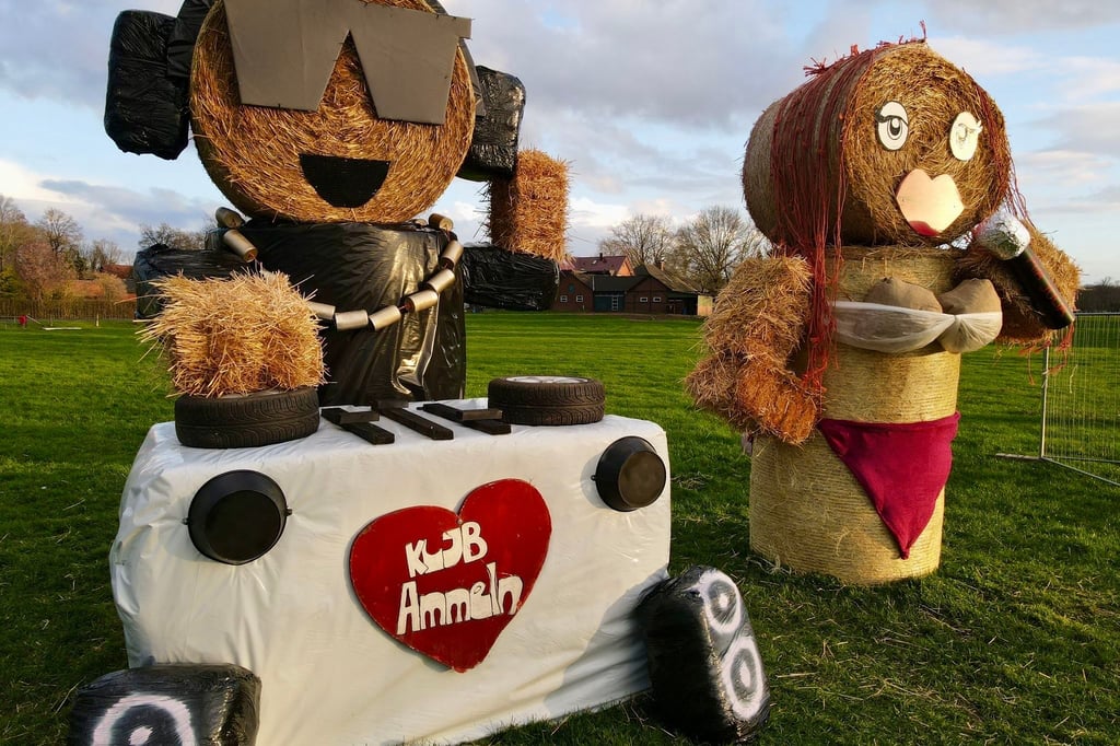 Strohpuppen weisen auf das Jubiläum hin