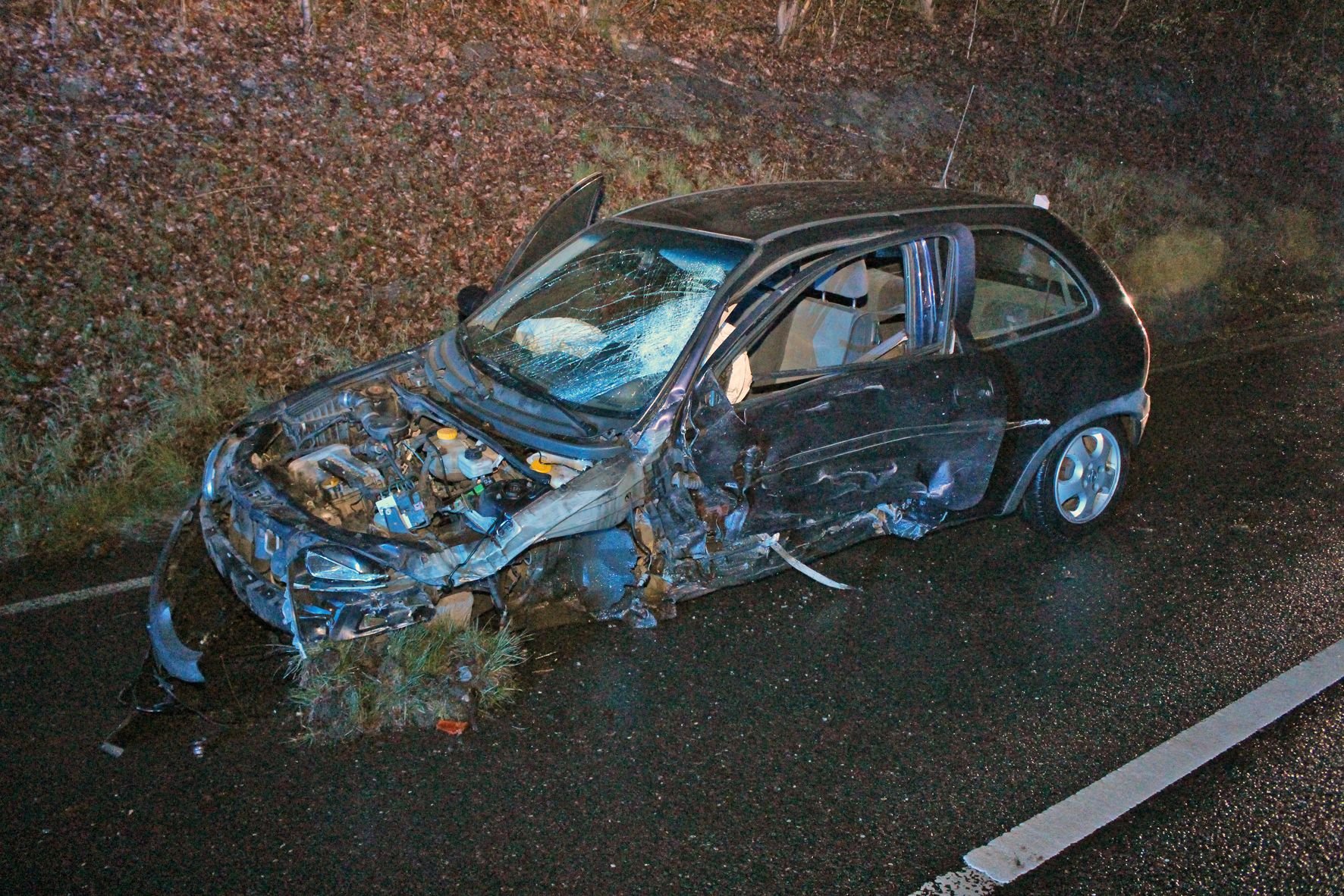 Kalletal: Auto Schleudert In Den Gegenverkehr