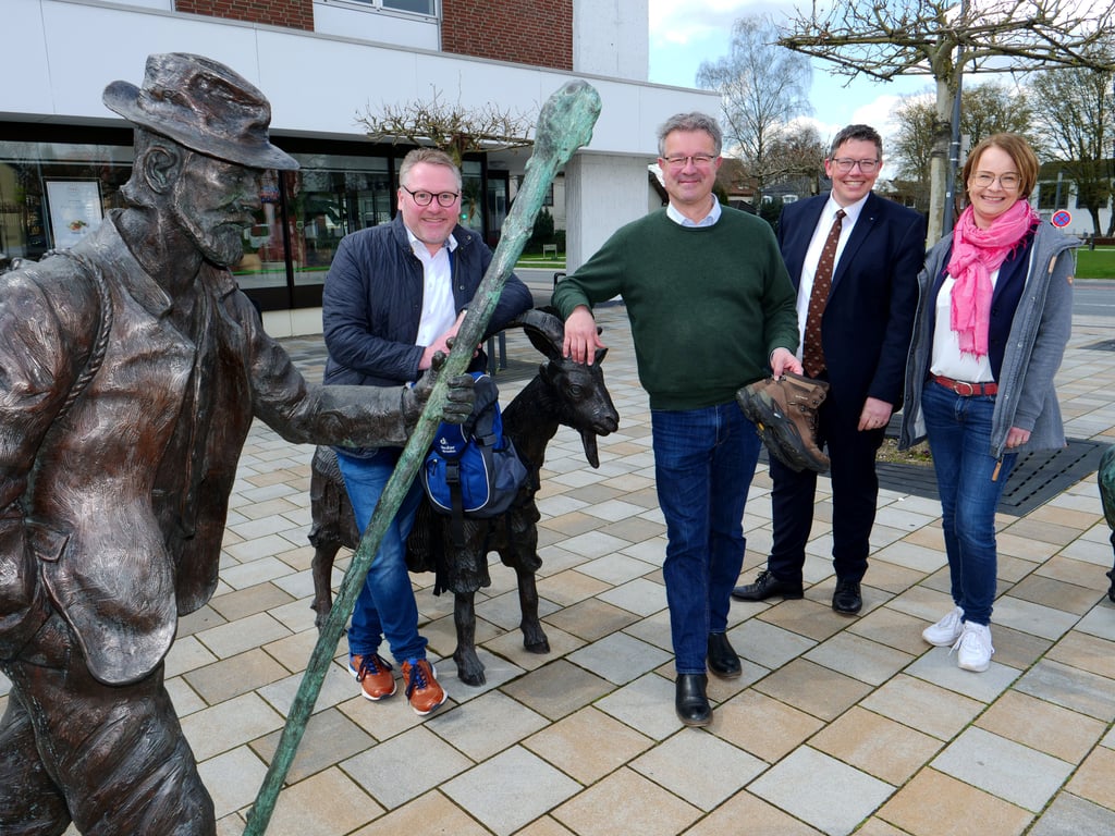 Manuel Andrack wandert in Hövelhof auf dem historischen Wanderweg Manuel Andrack wandert in Hövelhof auf dem historischen Wanderweg