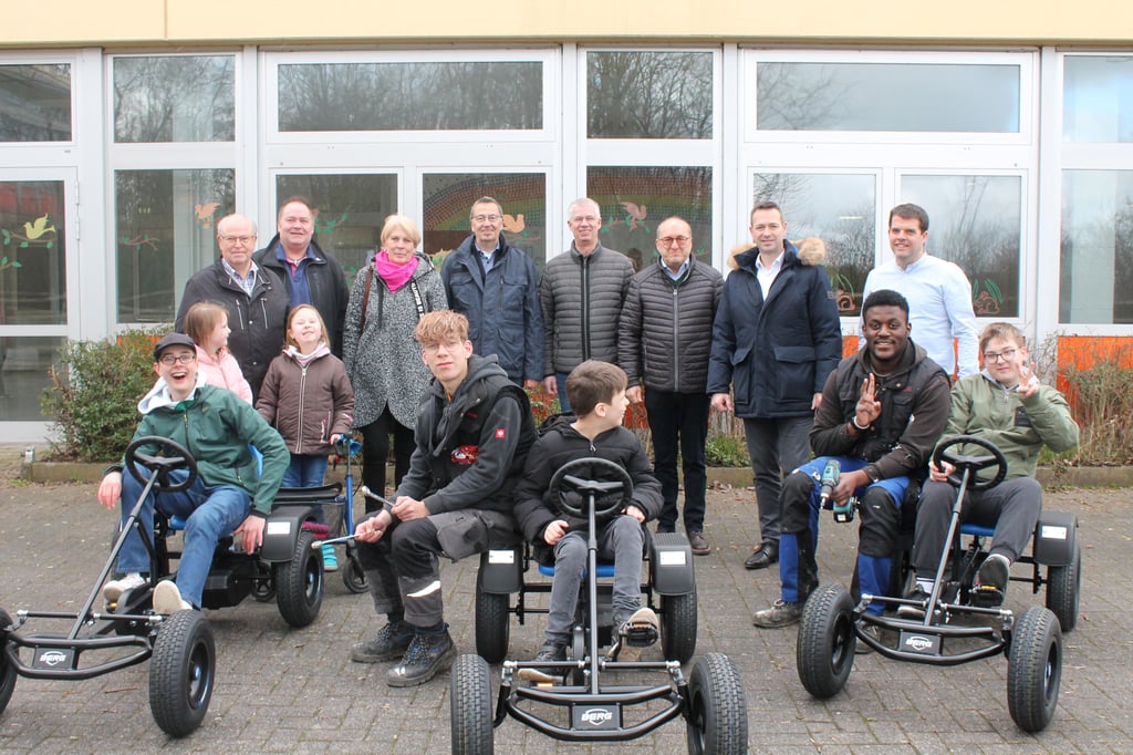 HPZ Warburg: Kinder und Jugendliche freuen sich über Gokarts