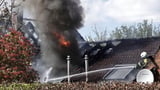Ein Feuer, das auf der Terrasse eines Hauses in Ochtrup ausgebrochen war, hat am Sonntagnachmittag schnell auf das Dach der Doppelhaushälfte übergegriffen.