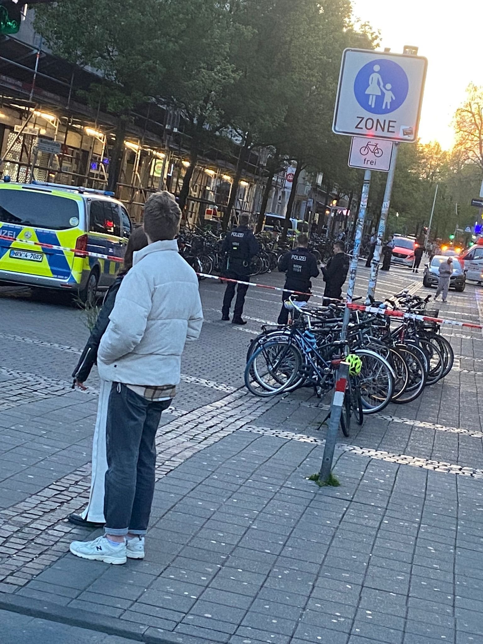 17-Jähriger Verletzt Mann Mit Messer Am Hals Schwer