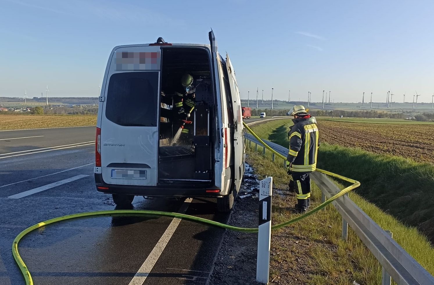 Transporter Brennt Auf B 480 In Bad Wünnenberg