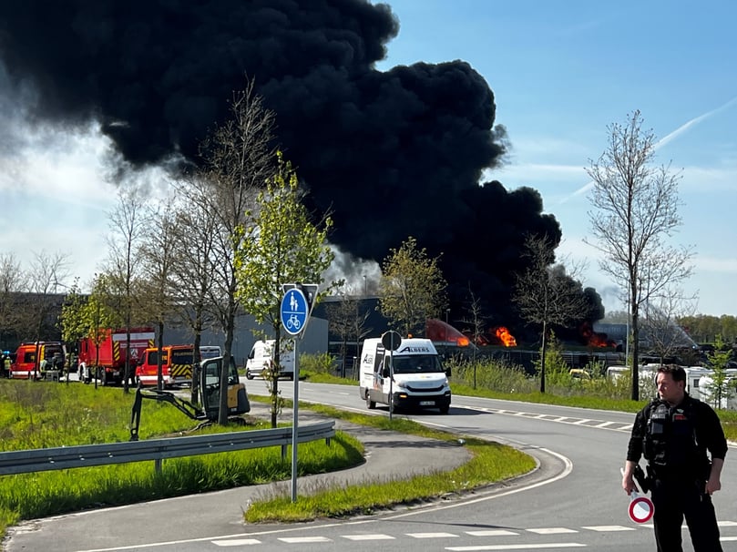 Pechschwarzer Rauch steigt bei einem Großbrand im Gewerbegebiet Weinerpark auf.