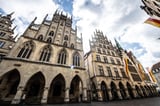 In diesem Jahr wird 375 Jahre Westfälischer Friede in Münster und in Osnabrück gefeiert. Was für die Menschen in der münsterischen Innenstadt Frieden bedeutet, haben wir sie vor der Kulisse des historischen Rathauses gefragt.
