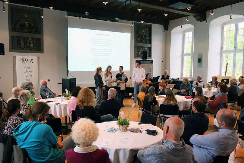 Zu den Protagonisten im Kapitelsaal zählte auch eine Schülergruppe des Canisianums.
