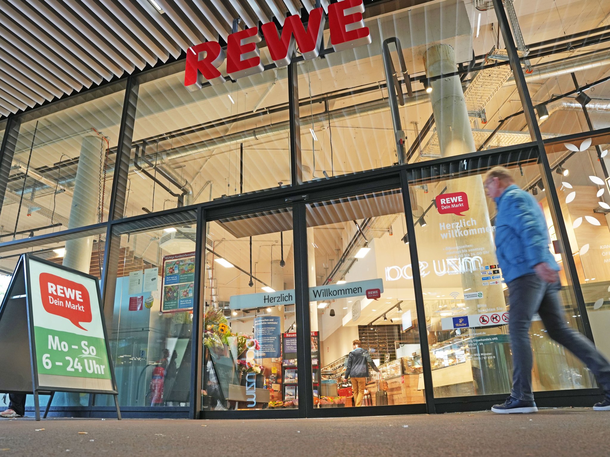 Münster: Verstößt der Rewe am Hansator gegen das Gesetz?